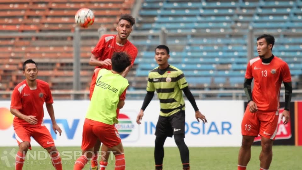Bek Persija Jakarta, William Pacheco melakukan duel udara dengan rekannya dalam latihan. Copyright: &copy; Herry Ibrahim/Indosport